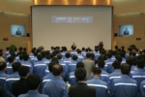 포스코는 31일, 창립 38돌을 맞아 포항 본사 대회의장에서 임직원 300여명이 참석한 가운데 기념행사를 가졌다.
