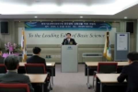한국기초과학지원연구원(이하 기초(연)) 전주센터(센터장 박상규 전북대 교수)가 기초(연) 강신원 원장, 이승우 전라북도 정무부지사, 전북대 두재균 총장, 군산대 이희연 총장 등이 