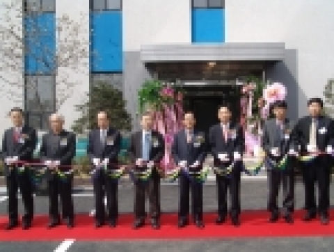 지난 31일 송탄에 위치한 항체연구센터에서 개관기념 테이프커팅식이 거행되었다. 오른쪽 4번째 이순길 대표. 5번째 이서구 박사 모습
