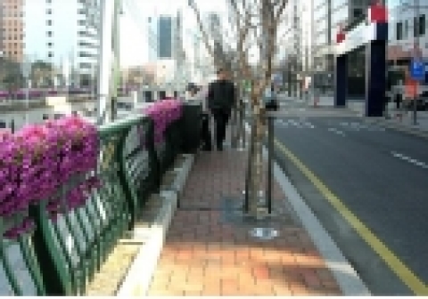 청계천 가로휀스 걸이화분 설치형태-청계천 상부