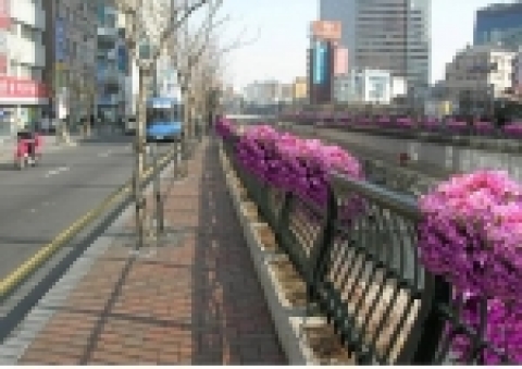 청계천 가로휀스 걸이화분 설치형태-청계천 상부