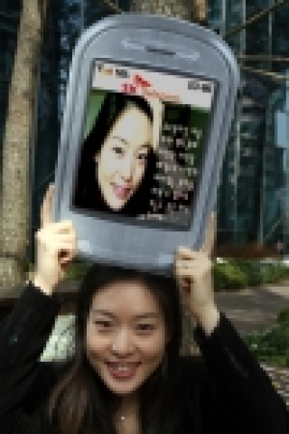 SK텔레콤(사장 金信培, www.sktelecom.com)은 문자 메시지 전송 시 수신번호 뒤에 *47을 삽입하면 미리 등록된 사진이 메시지 내용과 합성되어 발송되는 「포토문자」서