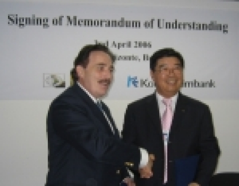 신동규 한국수출입은행장(오른쪽)은 4월 3일(한국 시간) IDB 연차총회가 열리고 있는 브라질 벨로리존찌에서 중남미 중소기업지원 전문 개발금융기구인 미주투자공사(IIC: Inter