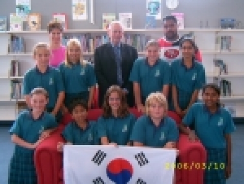 Blockhouse Bay Intermediate School의 Colin Andrews 교장과 학생들