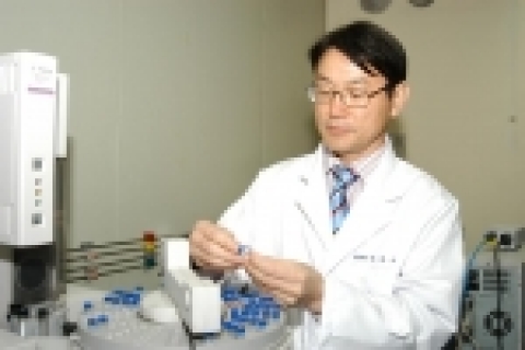 국내산식품의 트랜스지방산 함량을 분석하고 있는 한국식품연구원 식품안전성연구본부 하재호 박사 