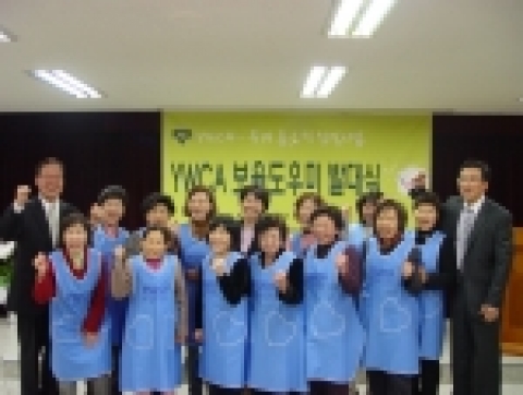 YWCA 보육 도우미 발대식 후 YWCA 유성희 사무총장(우측으로부터 다섯번째), 우리홈쇼핑 이재용 사업부장(좌측 첫번째)이 보육 도우미들과 함께 기념 사진 촬영을 하고 있다 