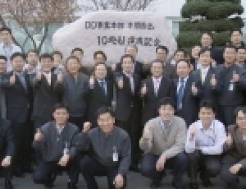 LG전자 디스플레이를 담당하는 DD(디지털디스플레이)사업본부는 4일 임직원들이 참여한 가운데 연간 글로벌 매출 10조원 달성 기념비 제막식을 가졌다. 또 2010년까지 디스플레이 