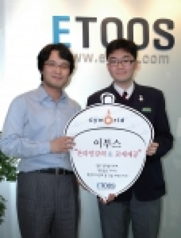 지난 4월 3일 '싸이월드 일촌장학생'  1차 합격자 발표 후 이투스사업본부장 박인환 상무와 일촌장학생에 선발된 김준영 학생이 기념촬영을 하고 있는 모습