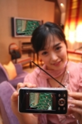 삼성전자가 CES 2006 최고혁신상을 수상한 지상파 DMB 내장형 PMP(모델명 YM-PD1)를 출시한다.