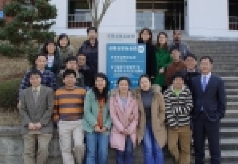 김재연 교수의 식물세포간 물질이동 연구실 연구원들(사진 왼쪽 맨앞이 김재연 교수, 맨오른쪽이 이균오 교수).