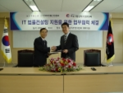 한국IT렌탈산업협회 김규수 상근 부회장(왼쪽)과 프로그램심의조정위원회 구영보 위원장(오른쪽)이 업무협력서를 체결하고 악수하고 있다.