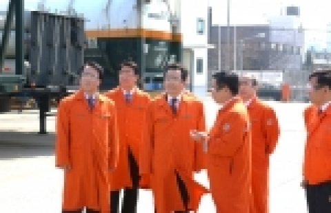정세균 산업자원부 장관은 2006. 4. 5(수) 10:00 경기도 시화공단에 위치한 반도체 세정용 독성가스 제조 저장시설인 한국산업가스(주)를 방문하였다.