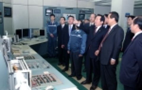정세균 산업자원부 장관은 2006. 4. 5(수) 11:00 경기도 반월공단에 위치한 대량 전기에너지를 생산하는 STX에너지(주) 열병합 발전소를 방문하였다.