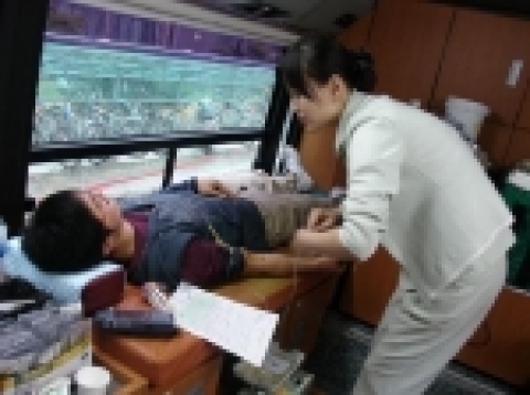 헌혈하는 모습
