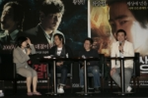 4월 4일, “사생결단의 날”을 맞아 관객들을 대상으로 펼쳐진 <사생결단>의 초대형 이벤트