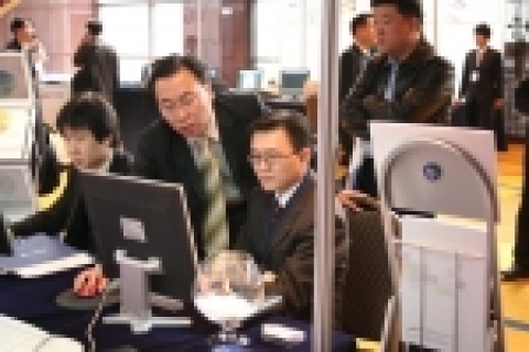 지난 3월 23일에 열린 KM&EDMS 컨퍼런스에서 부스 방문 고객들에게 K*Flow 제품을 설명하고 있는 모습.