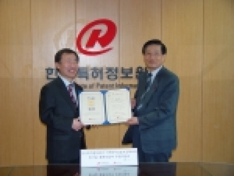 사회복지공동모금회 김현경 사업본부장(좌)와 한국특허정보원 유영기 원장이 후원제휴를 맺고 있다.