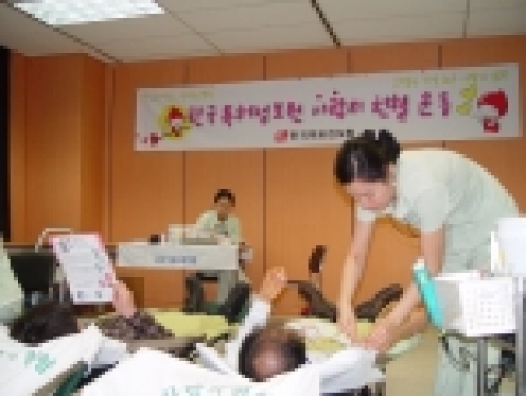 한국특허정보원 직원이 사랑의 헌혈에 동참하고 있다.