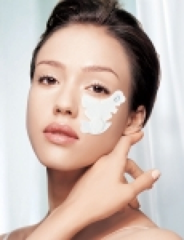 LG생활건강은 미세전류를 이용한 미백 이온패치 ‘이자녹스 화이트닝 C 이온 프로그램 ’을 출시, 오는 10일 GS홈쇼핑에 처음 선보일 계획이다. 사진은 제품 사용장면
