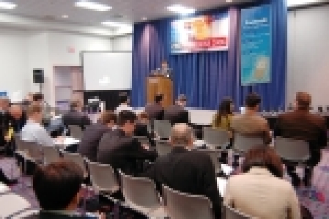 CTIA 2006 팬택계열 기자간담회에서 팬택계열 해외홍보팀장 남인수 부장이 인사말을 하고 있는 모습.