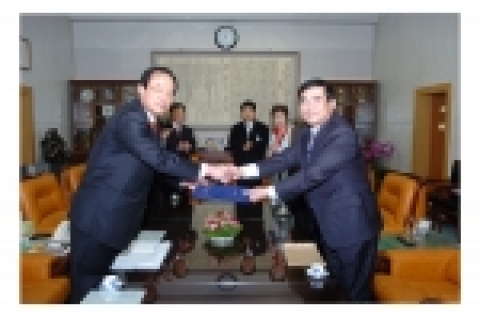 김주훈 조선대학교 총장은 4월 7일 오전 11시 총장실에서 팜 띠엔 번 주한 베트남 대사로부터 감사패를 받았다.