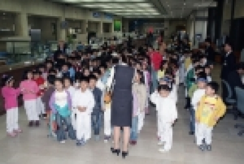 대구은행은 7일(금) 경북 김천시 동부초등학교 2학년 133명을 비롯한 지도교사 7명을 초청해 본점 견학을 시켜주고 금융경제교실을 열었다고 밝혔다.