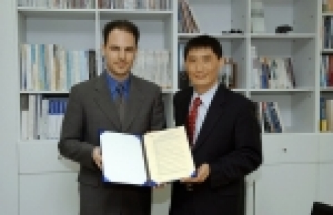 MDS테크놀로지 김현철 사장(오른쪽)과 엘리시스의 마리오 파스쿠알리(Mario Pasquali)   이사가 계약서 서명 후 기념촬영하고 있다.