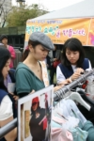 굿네이버스와 홍보대사 변정수씨는 4월 9일 오전 11시부터 4시까지 강남 현대백화점 하늘공원에서 시민들과 고객들의 호응 속에 해외 빈곤아동 돕기 ‘사랑의 바자’ 행사를 진행하였다.