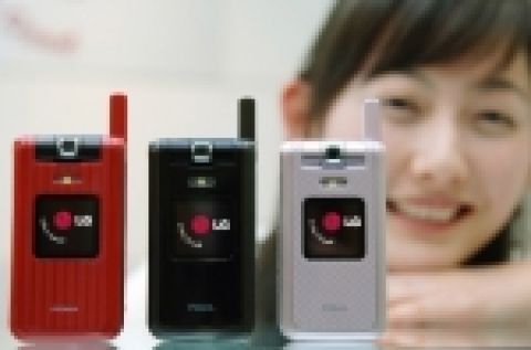 LG전자는 일본 이동통신사업자인 NTT 도코모社를 통해 NTT도코모의 3세대(G) 서비스인 FOMA?(포마) 를 지원하는 WCDMA폰을 본격 출시한다.