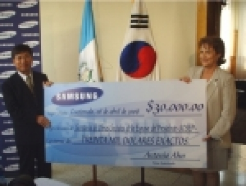 삼성전자가 과테말라 영부인 주관 사회공헌 프로그램인 '아미고스 델라 에스꾸엘라(Amigos de la Escuela, 학교의 친구)'를 후원한다. 안중구 삼성전자