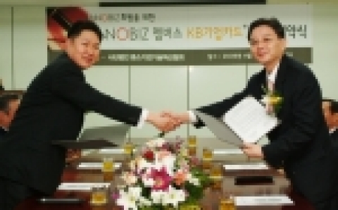 KB국민은행의 원효성 부행장(왼쪽)과 중소기업기술혁신협회 이재영 회장이 Inno-Biz멤버스 KB기업제휴카드 발급 협약식을 맺고 악수하고 있다.