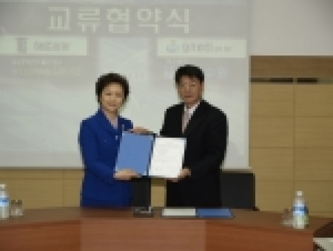 경남권역대학 이러닝지원센터(센터장 이정규.사진 오른쪽)와 경남교육연수원(원장 이옥자)는 4월 11일 오후 3시 경상대학교 전산정보원 2층 정보교육실에서 교류협약식을 갖고 e-러닝을