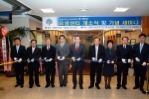 개소식 기념 테이프커팅 모습(좌로부터 권오중 서울대 의대 교수, 노동영 서울대병            원 유방센터 소장, 김병길 명지병원장, 신혁재 명지병원 유방센터소장, 유병진 관