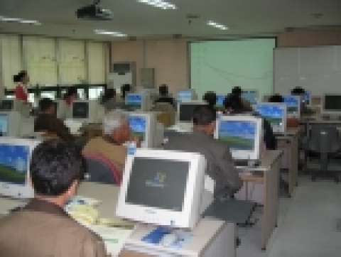중원구청 전산 교육장에서 관내 어르신 25명을 대상으로 인터넷 교육을 실시하는 모습