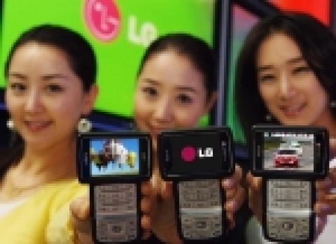 LG전자(대표 金雙秀 / www.lge.com)는 세련된 디자인의 ‘슬림 지상파DMB폰(모델명:LG-KB1500, LG-LB1500)’을 개발, 코엑스에 서 열리고 있는 국내 최대