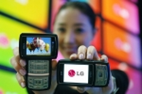 LG전자(대표 金雙秀 / www.lge.com)는 세련된 디자인의 ‘슬림 지상파DMB폰(모델명:LG-KB1500, LG-LB1500)’을 개발, 코엑스에 서 열리고 있는 국내 최대