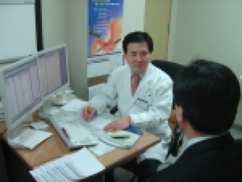 중앙대학교병원 장세경 원장이 신종합의료정보 시스템 오픈 후 새로운 시스템으로 환자를 진료하고 있다