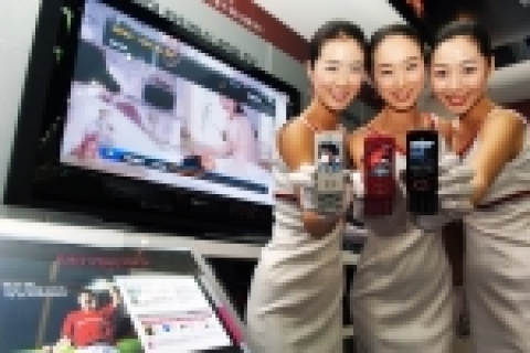 코엑스 대서양홀에서 열린 KIECO 2006 전시회에서 LG전자가 화이트, 핑크, 블랙 컬러의 초콜릿폰과 타임머신 TV를 선보이며 디자인 및 기술 경쟁력을 과시했다.(뒷 배경은 2