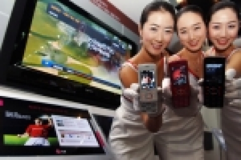 코엑스 대서양홀에서 열린 KIECO 2006 전시회에서 LG전자가 화이트, 핑크, 블랙 컬러의 초콜릿폰과 타임머신 TV를 선보이며 디자인 및 기술 경쟁력을 과시했다.(뒷 배경은 2
