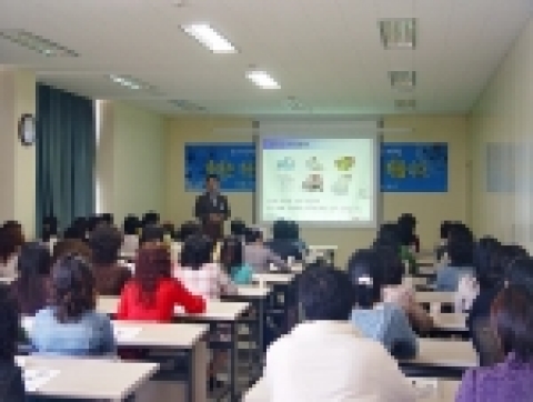 통영시 청소년수련관에서 참석한 학부모들이 금융경제교육을 경청하고 있다.