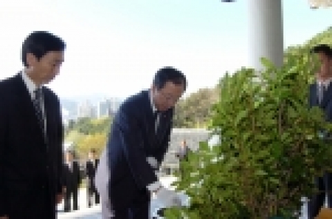 부산은행 이장호 은행장은 4월 12일 오전 부산 동래구 안락동에 소재하는 충렬사에서 임직원들과 함께 참배했다.