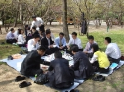 여의도 앙카라공원에서 점심 도시락 미팅중인 동부투자신탁 임직원들