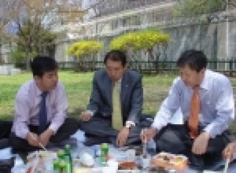 김호중 사장(맨 오른쪽), 이윤규 부사장(중간) 진지하게 대화중