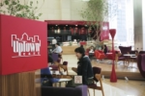 종합식품기업 아워홈(대표 : 박준원)은 강남역 메리츠타워 1층 로비에 베이커리 카페 형태의 ‘업타운 카페(Uptown Cafe)’를 오픈하고 본격적인 영업에 들어갔다.