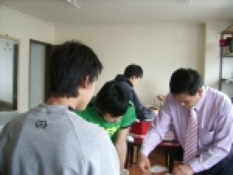 한지작품을만드는장면