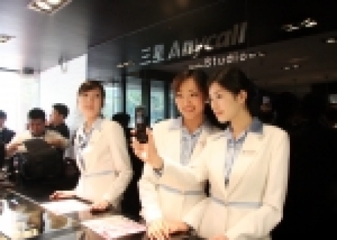 삼성전자 휴대폰 전문 브랜드숍 해외 1호점 &#039;애니콜 스튜디오 상해점&#039;에서 관람객들과 도우미들이 삼성의 최신 휴대폰을 시연하고 있다.