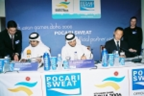 (왼쪽에서 오른쪽 순서) 압둘라 칼리드 알 카타니 (Abdulla Khalid Al Qahtani) 도하아시안게임조직위원회사무총장, 셰이크 사오드 빈 압둘라만 알 타니 (H. E.