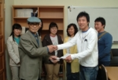 강원대학교 사범대학 국어교육과는 2006년 4월 13일(목), 박민일 전 국어교육과 교수로부터 장학금 일천만원을 기탁 받았다.
