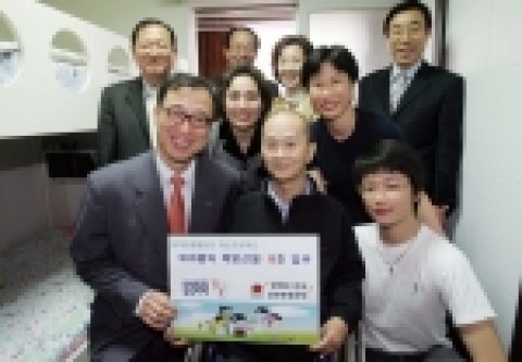 삼성화재가 '500원의 희망선물'로 선정된 박흥선(앞줄 가운데)씨 가정에 이계하 삼성화재 개인총괄 부사장(앞줄 왼쪽)과 황학수 장애인 먼저 실천운동 본부 그리고 