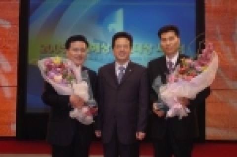 왼쪽부터 김휘태씨, 현대해상 하종선 사장, 김국섭씨